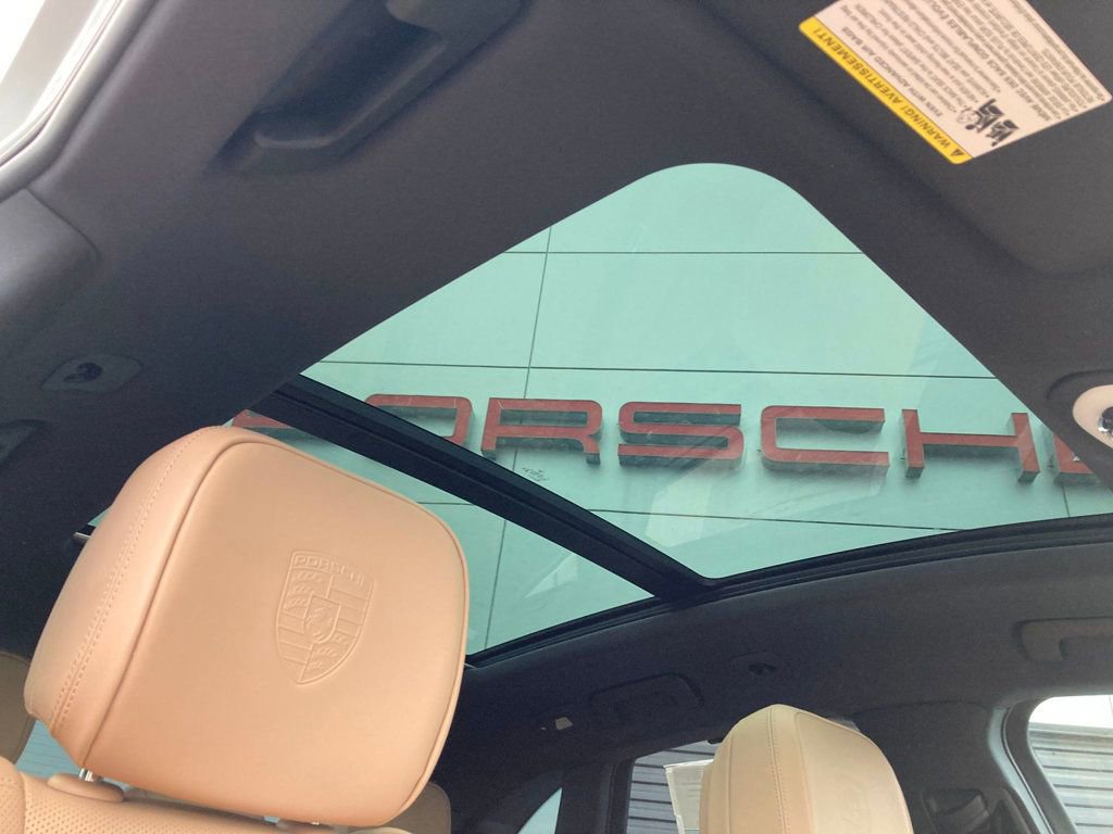 Used 2025 Porsche Macan AWD image 33