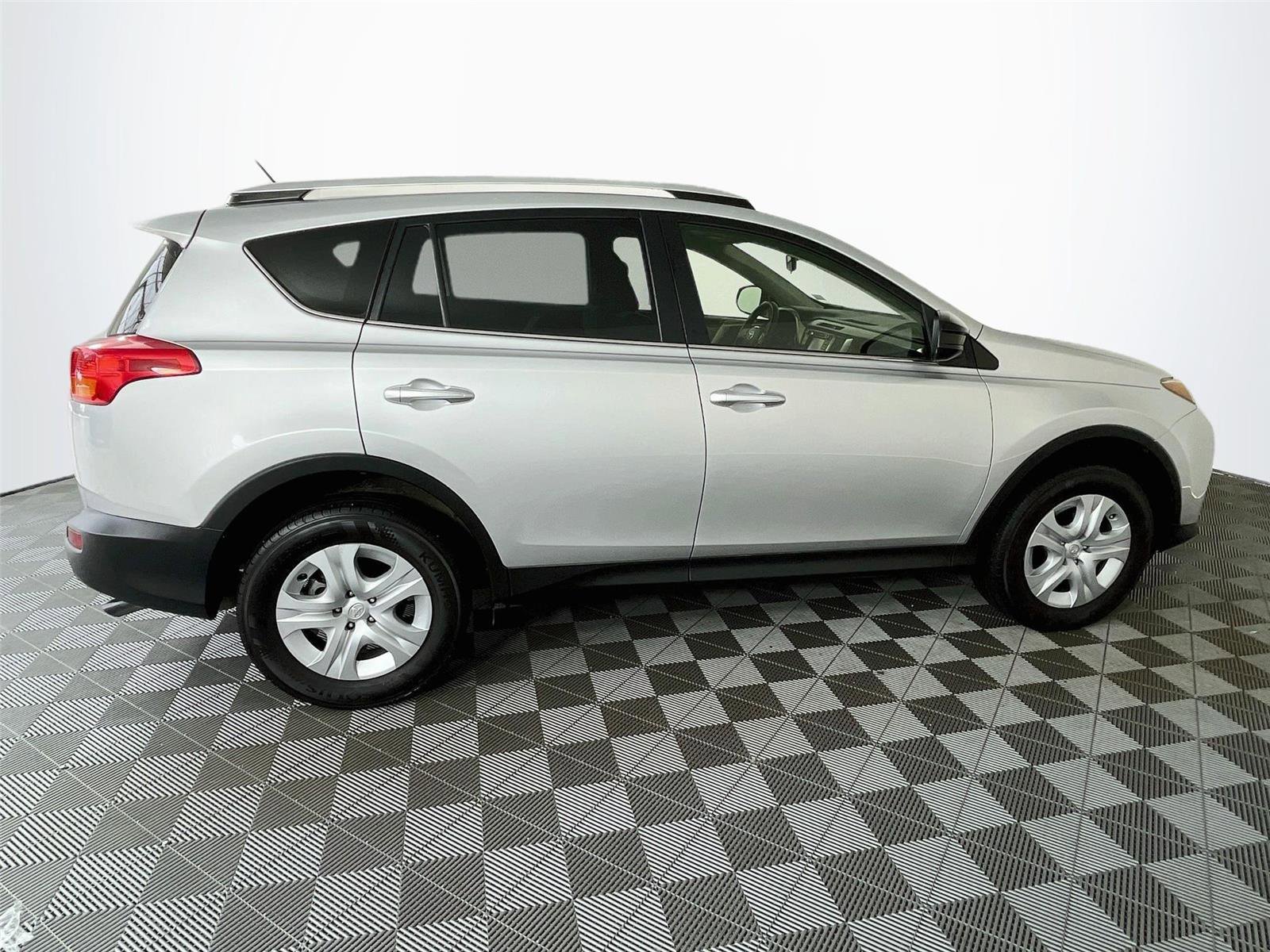 Used 2015 Toyota RAV4 LE AWD/4WD image 10