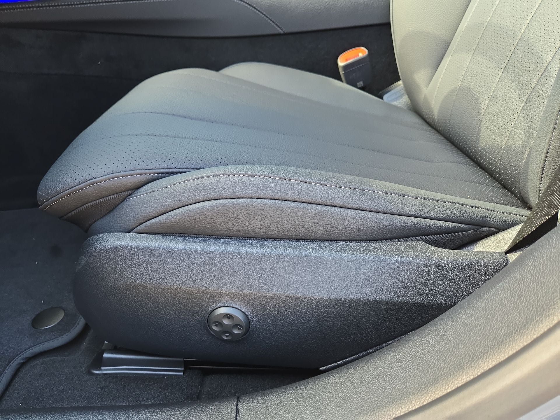 New 2026 Mercedes-Benz E 450 4MATIC Sedan image 17