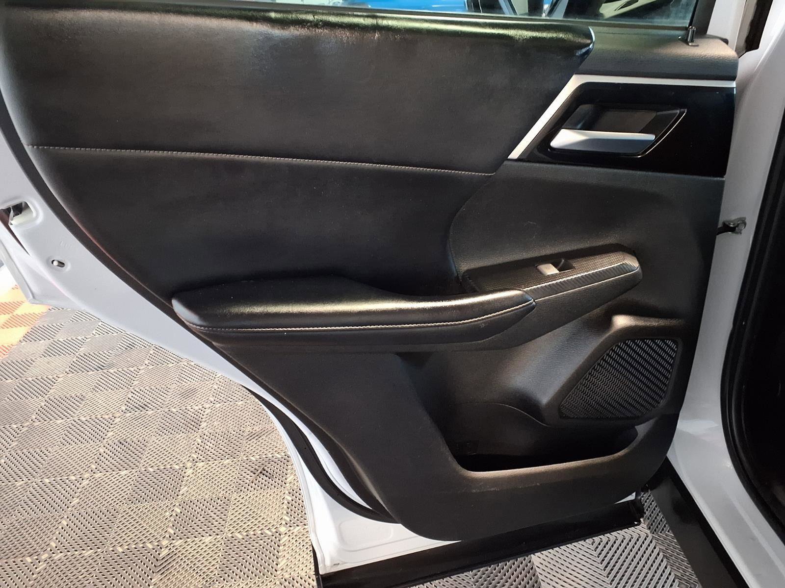 Used 2022 Mitsubishi Outlander SE image 16