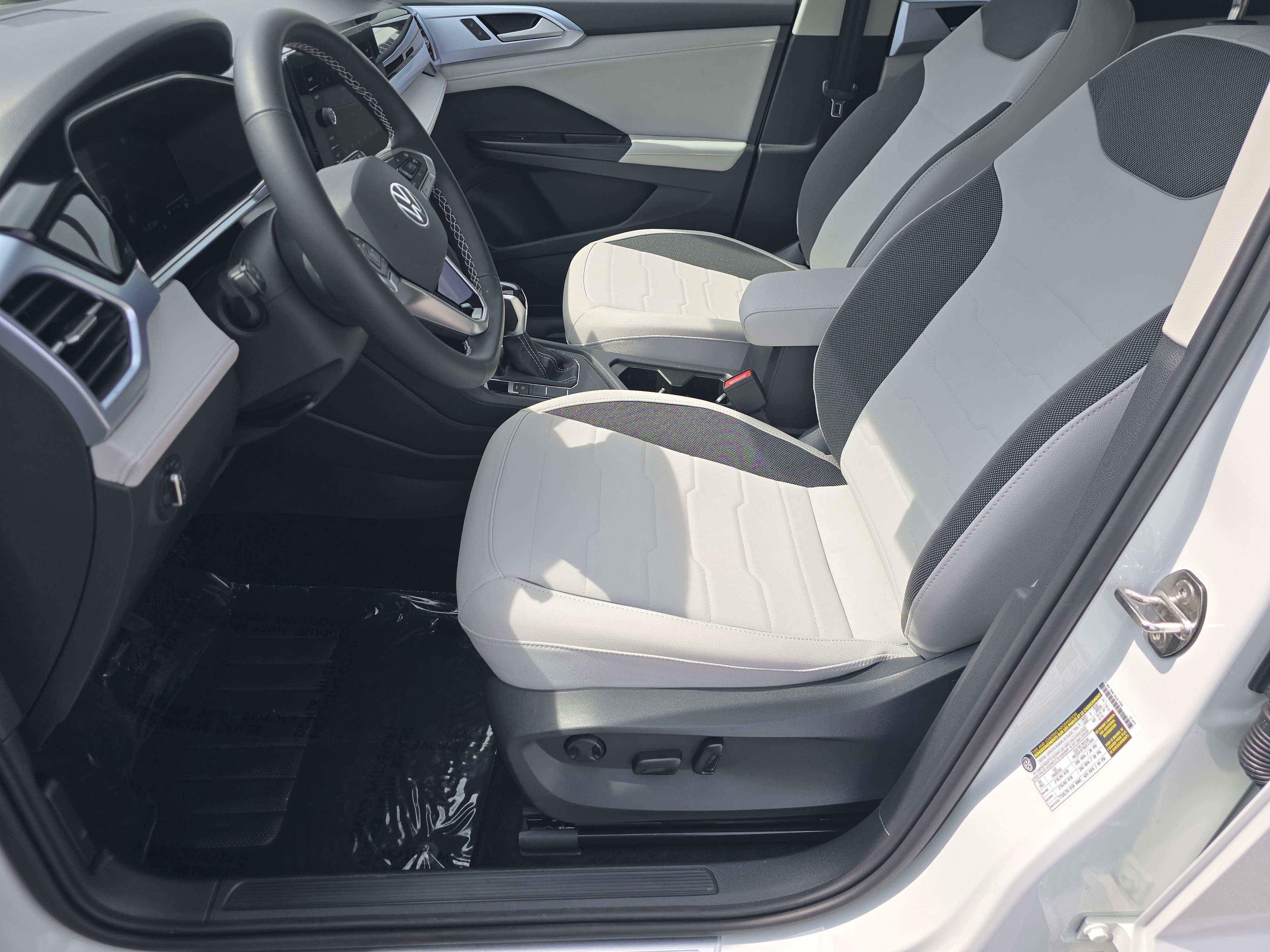 New 2026 Volkswagen Taos SE image 18