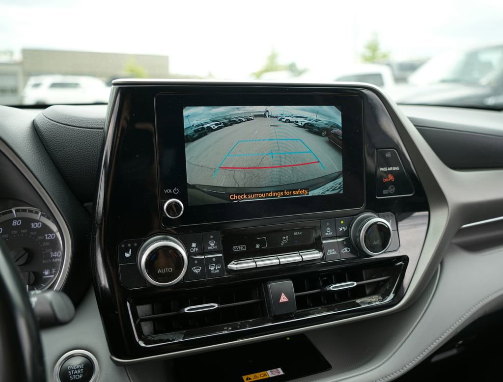 Used 2024 Toyota Highlander XLE FWD image 14