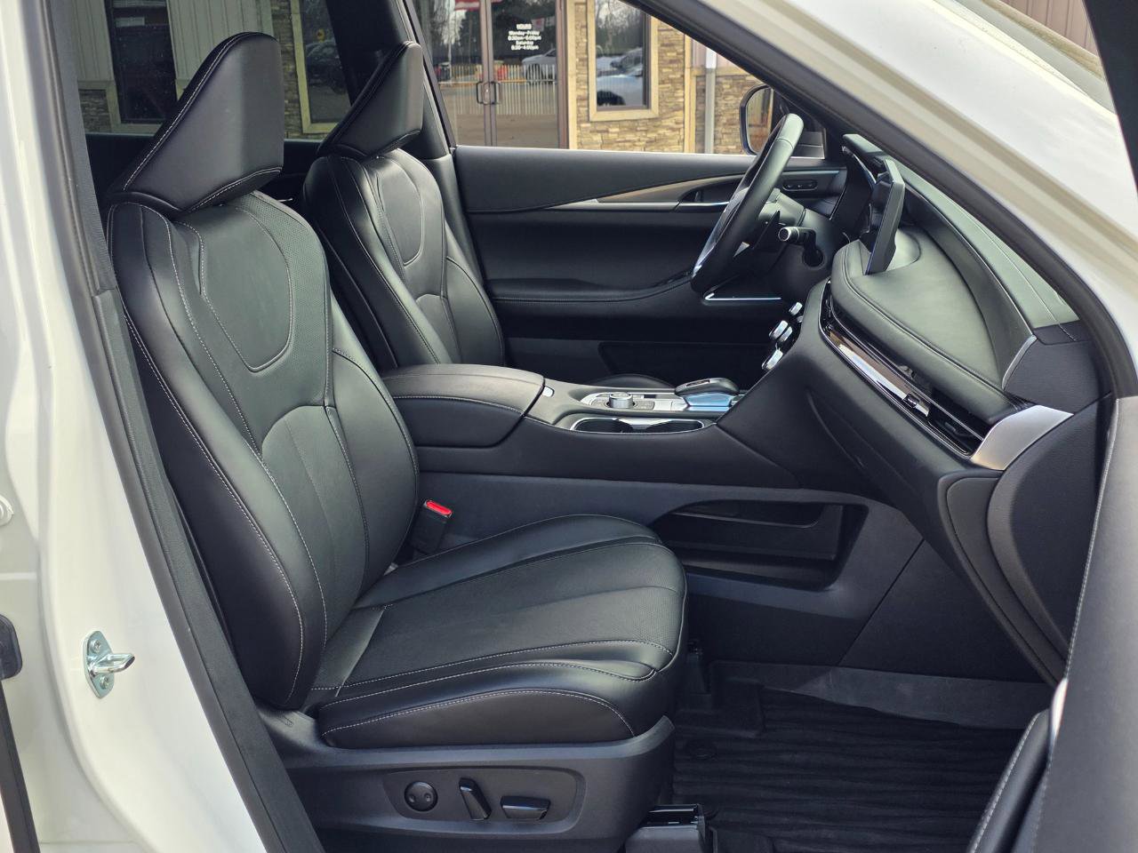 Used 2025 INFINITI QX60 Luxe w/ Black Edition image 25