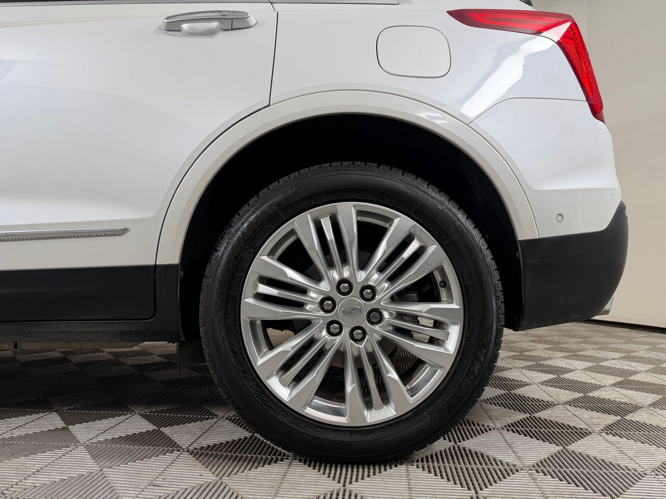 Used 2017 Cadillac XT5 Premium Luxury w/ Driver Assist Package FWD image 27