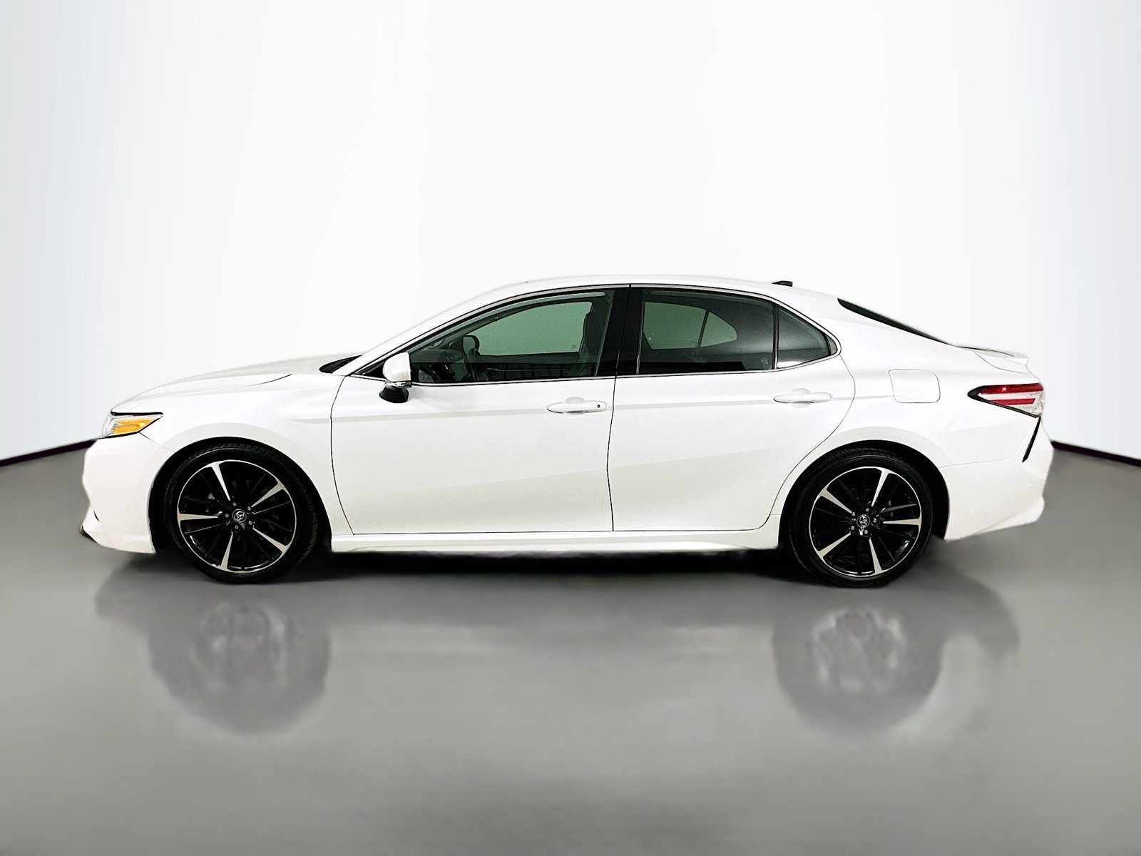 Used 2020 Toyota Camry XSE FWD image 8