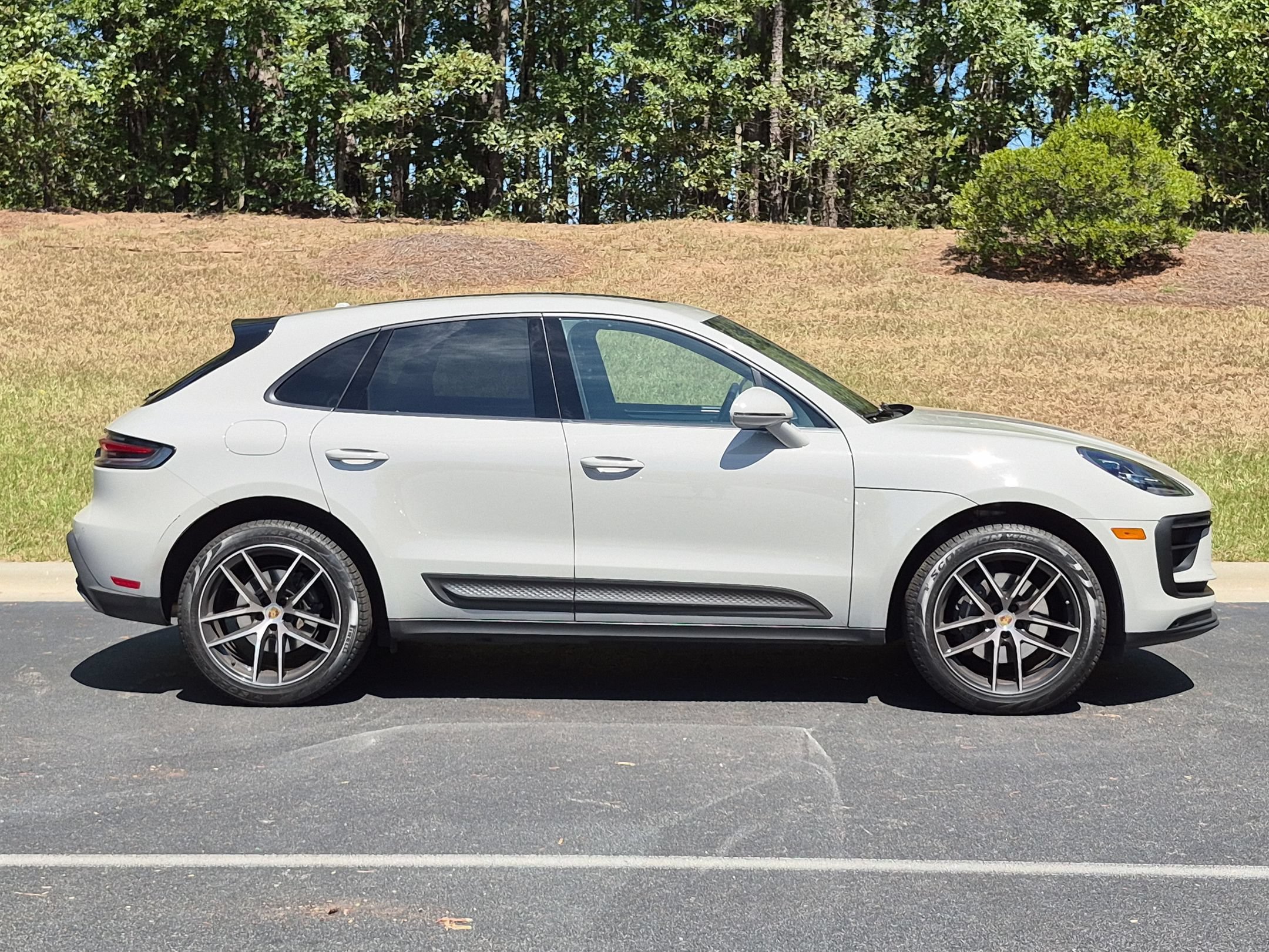 Certified 2024 Porsche Macan AWD/4WD image 23