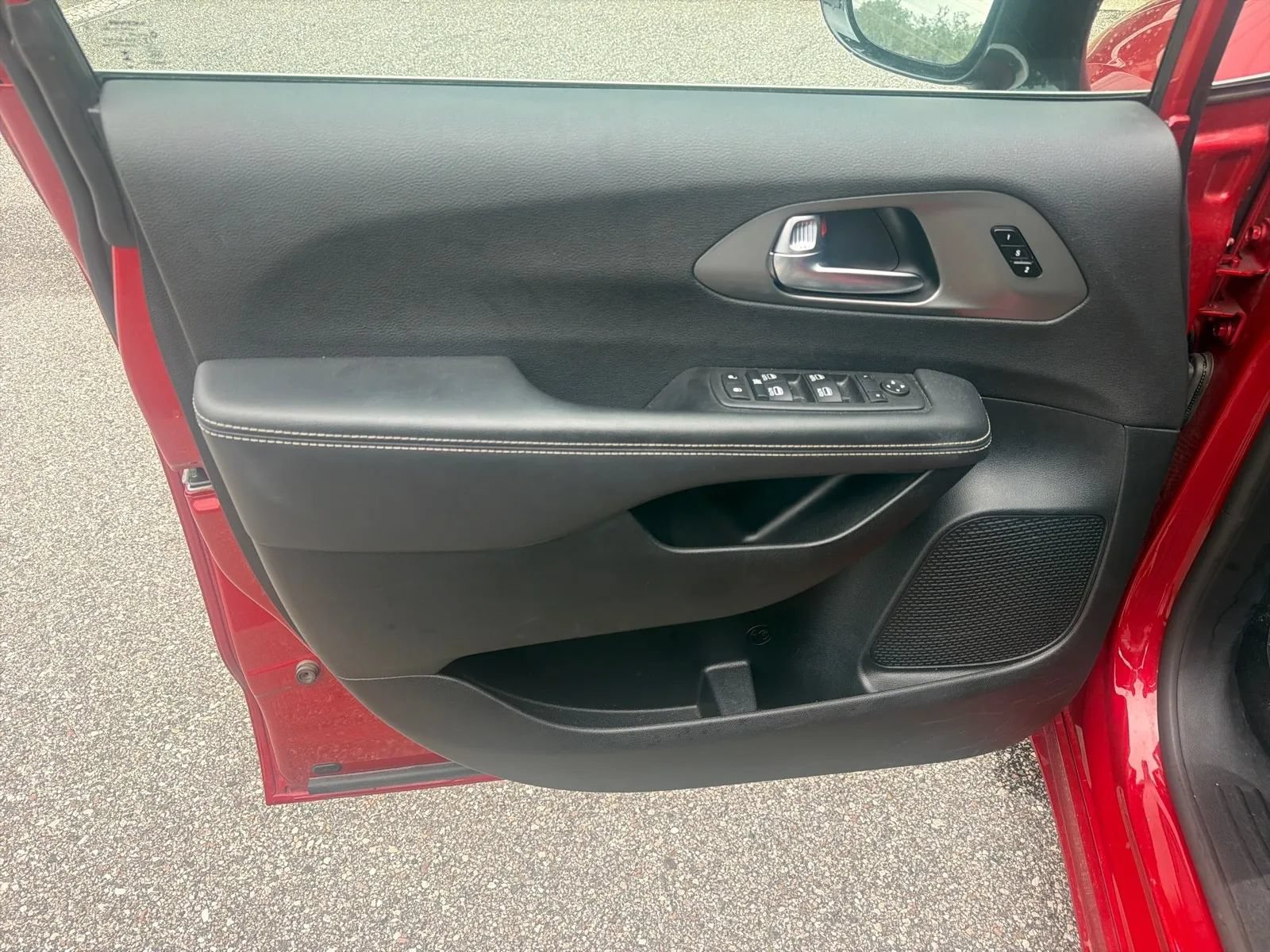 Used 2025 Chrysler Pacifica Select FWD image 13