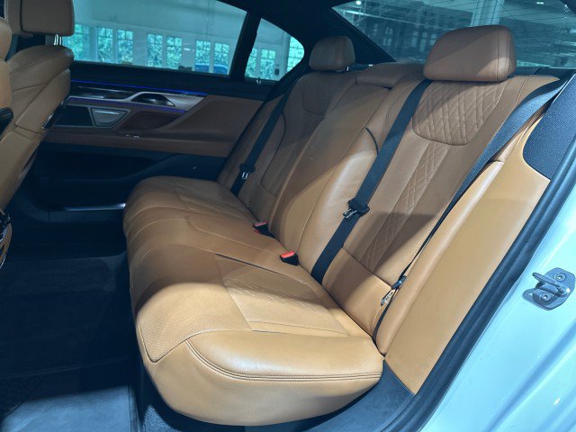 Used 2020 BMW 745e xDrive AWD/4WD image 6