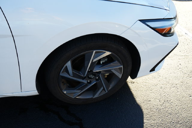 Used 2025 Hyundai Elantra SEL FWD image 25