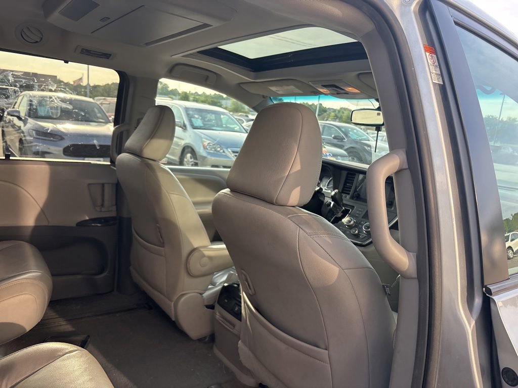 Used 2015 Toyota Sienna XLE Premium FWD image 32