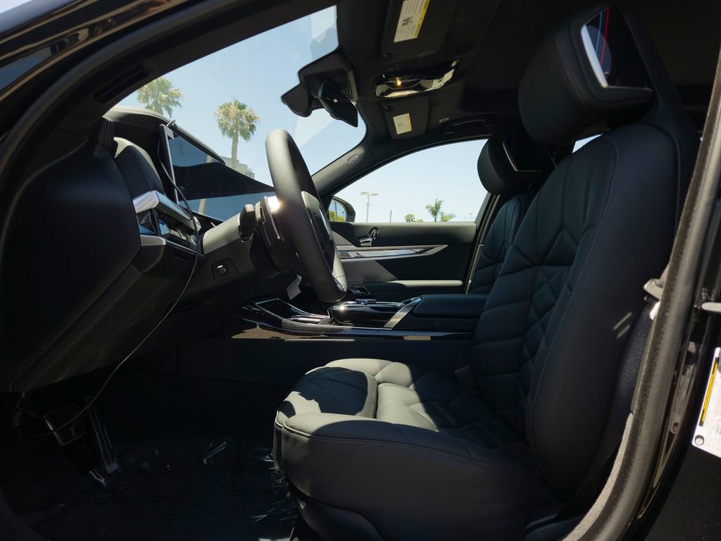 New 2026 BMW 740i w/ Premium Package RWD image 8