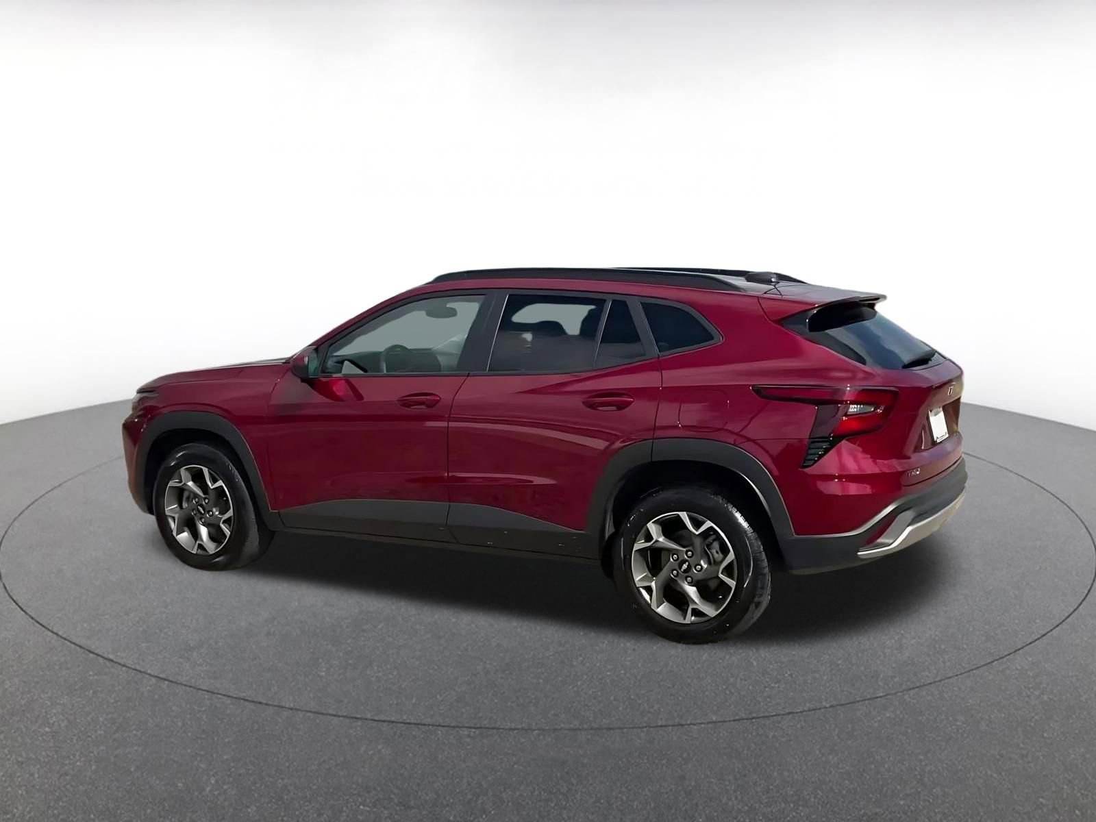 Used 2025 Chevrolet Trax LT FWD image 8