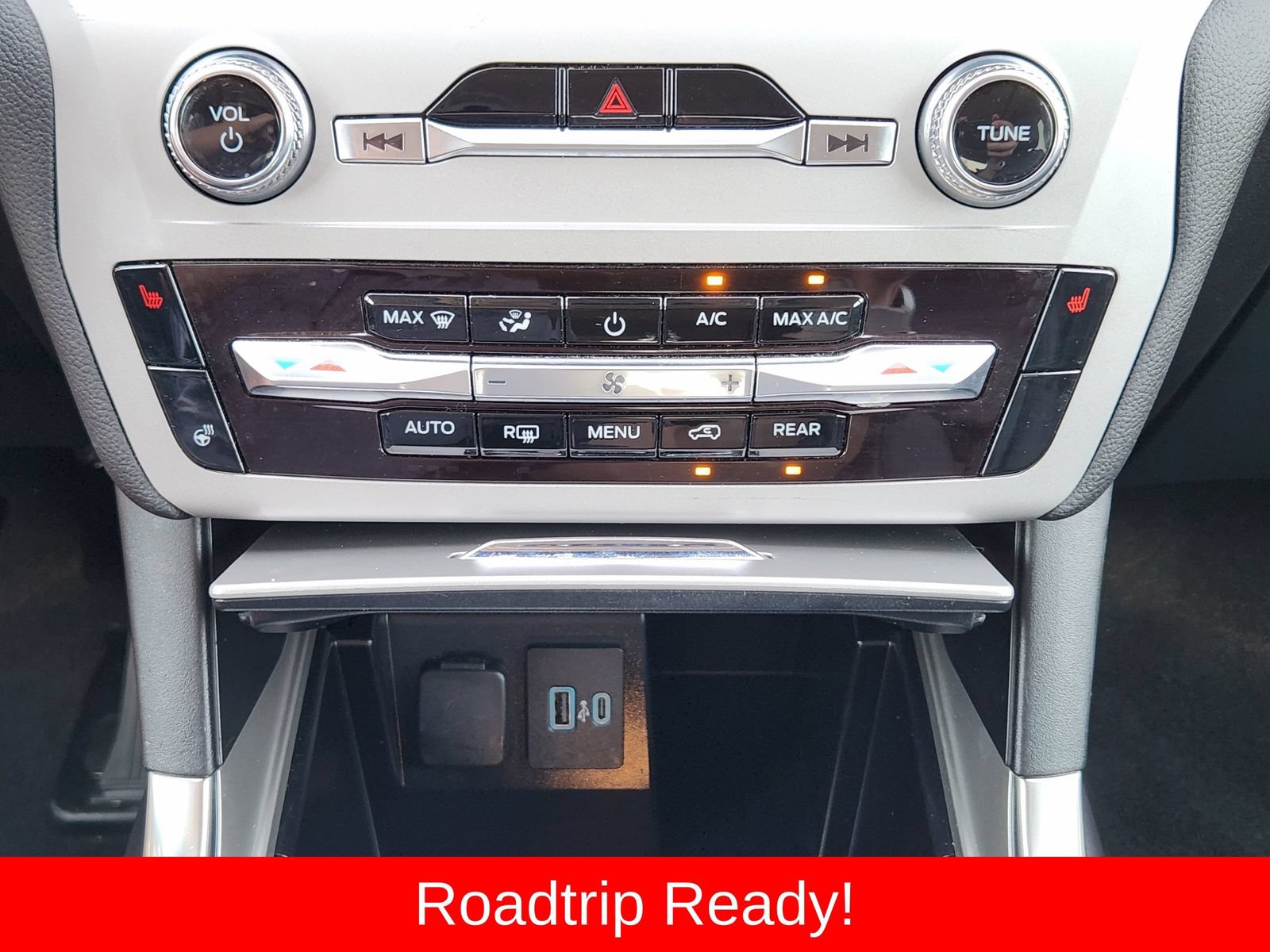 Used 2024 Ford Explorer XLT w/ Equipment Group 202A AWD/4WD image 28
