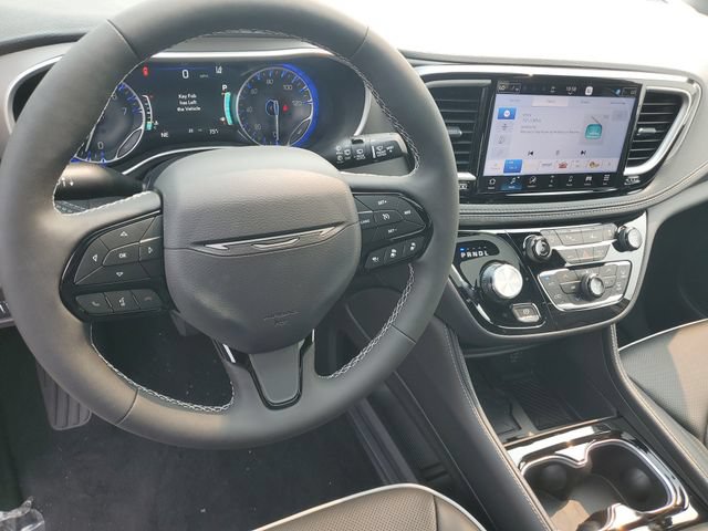 New 2027 Chrysler Pacifica Limited w/ Family Tech Group AWD/4WD image 20