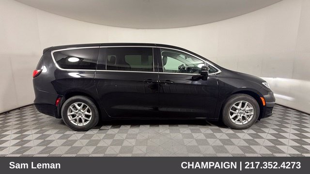 Used 2024 Chrysler Pacifica Touring-L FWD image 2