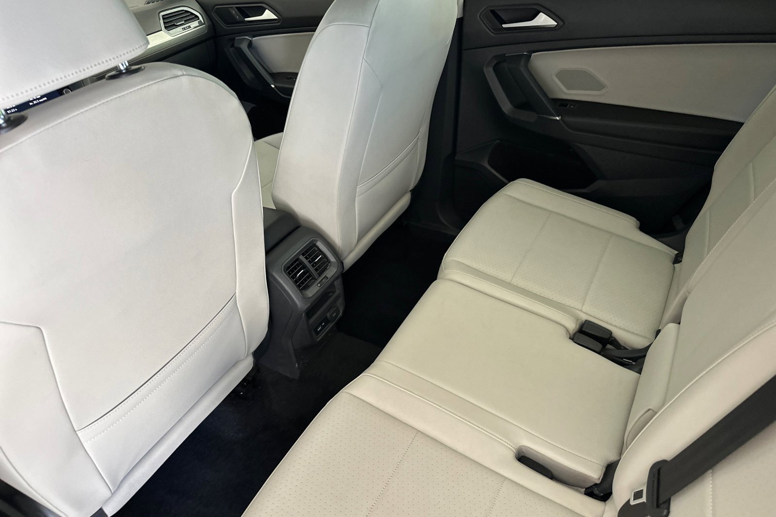 Used 2020 Volkswagen Tiguan SE w/ Panoramic Sunroof Package FWD image 11
