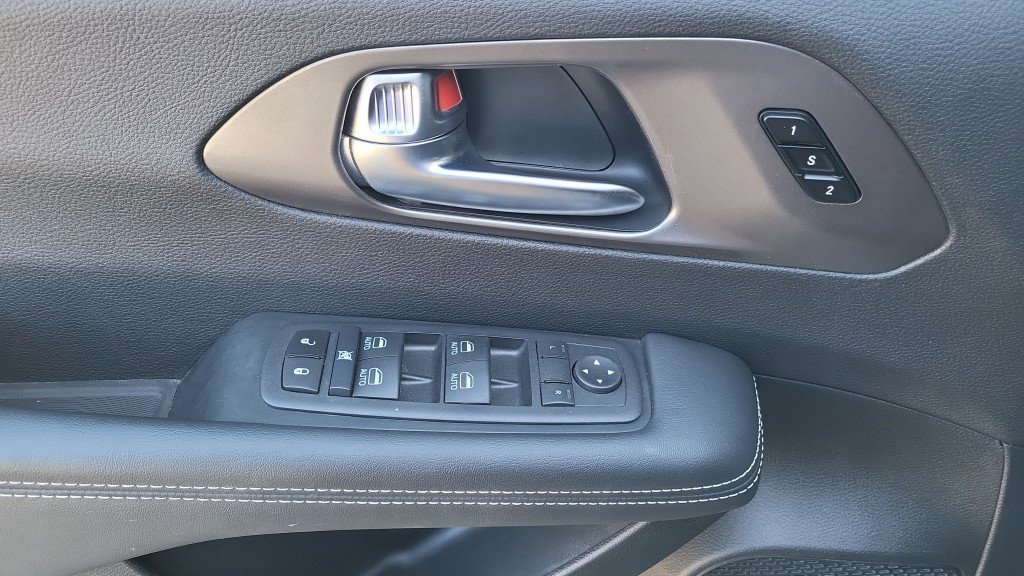 Used 2025 Chrysler Pacifica Select image 15