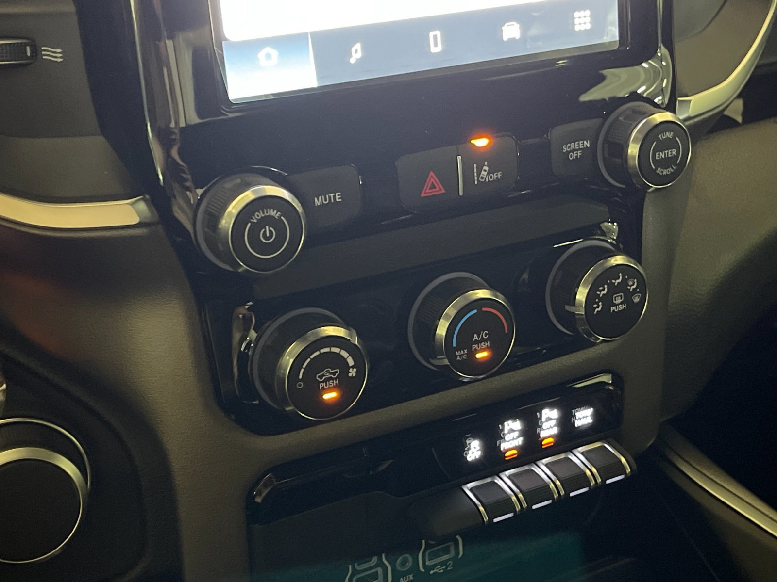 New 2026 RAM 1500 Express AWD/4WD image 21