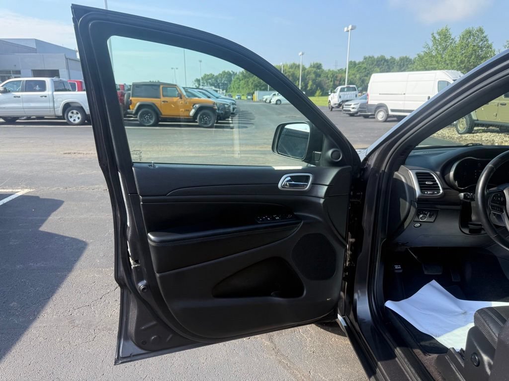 Used 2018 Jeep Grand Cherokee Altitude AWD/4WD image 10
