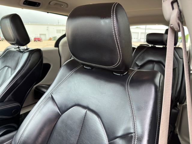 Used 2023 Chrysler Pacifica Touring-L FWD image 21