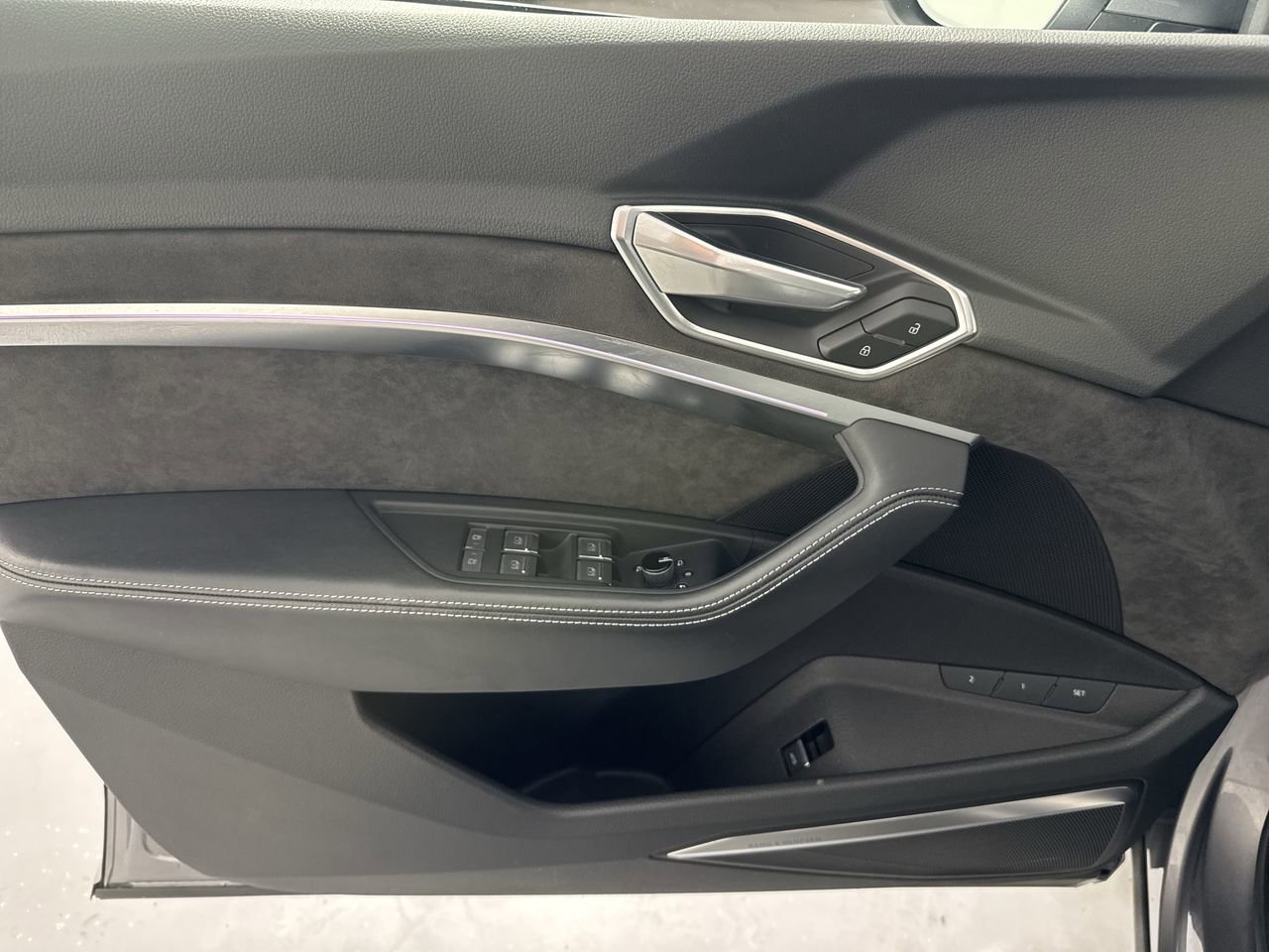 Used 2019 Audi e-tron Prestige w/ Prestige Package AWD/4WD image 26