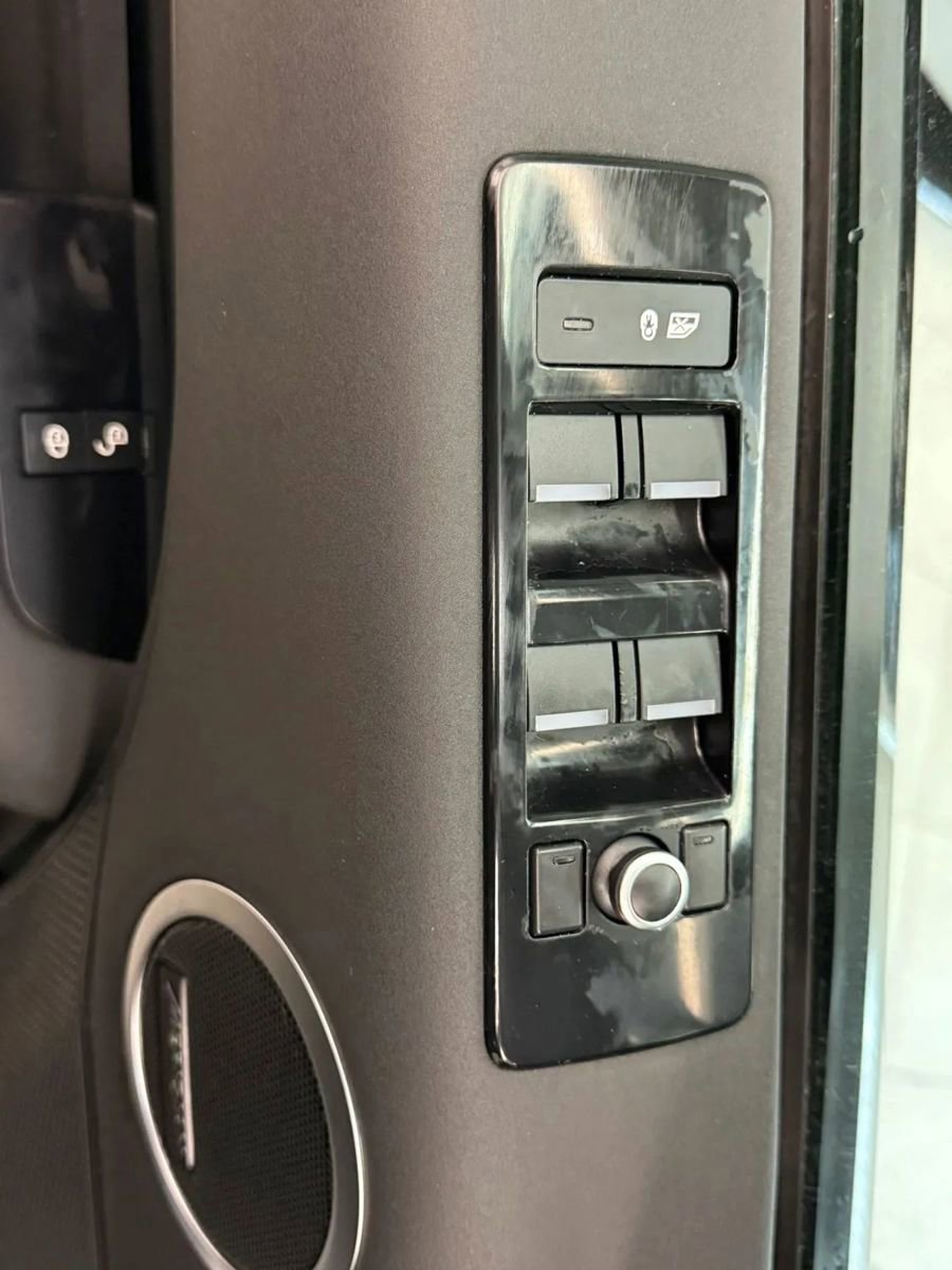 Used 2020 Land Rover Discovery SE AWD/4WD image 24