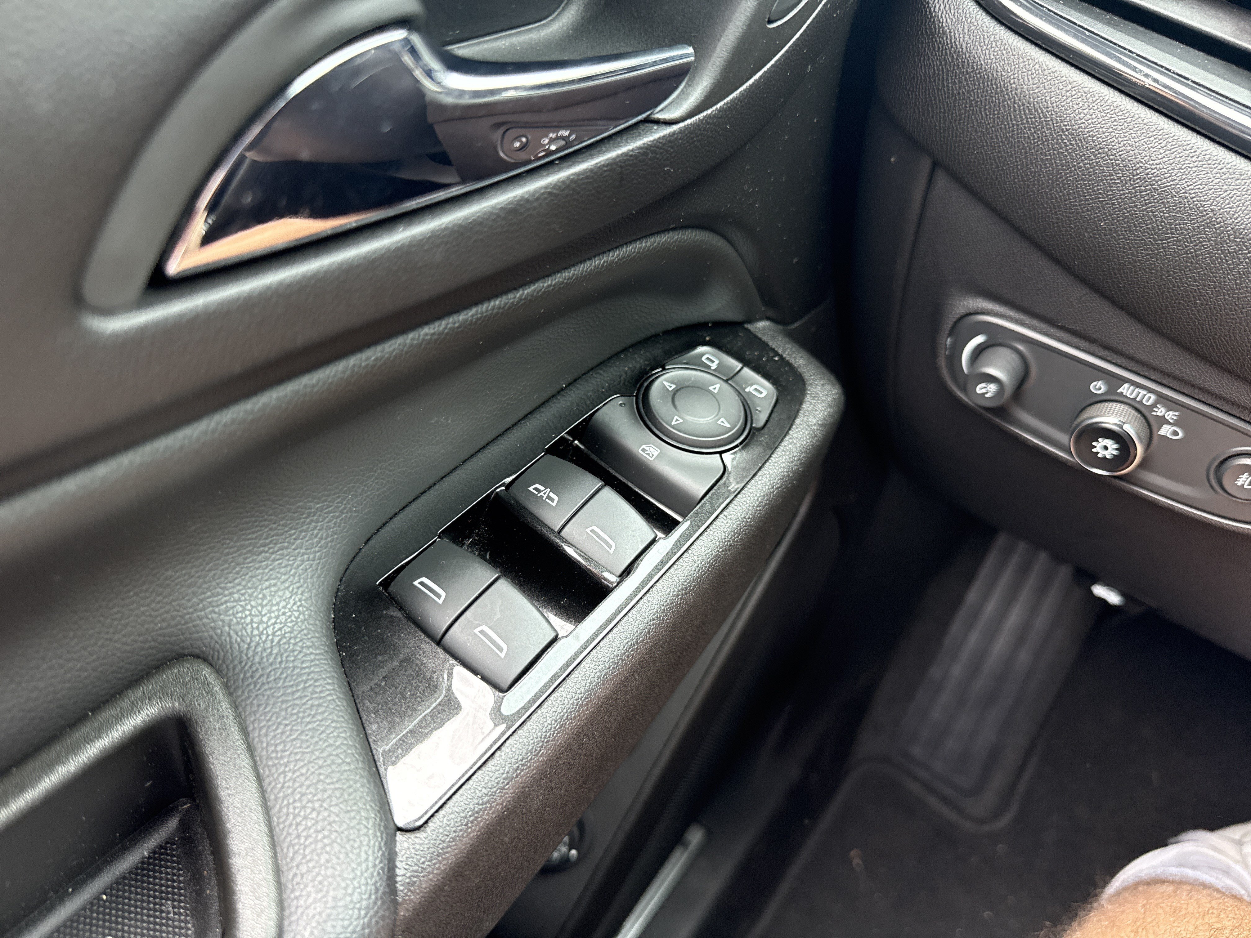 Used 2023 Chevrolet Equinox Premier AWD/4WD image 33