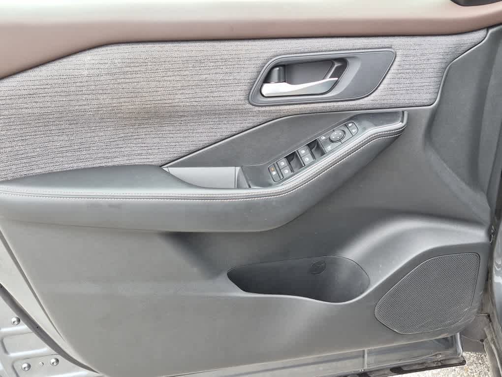Used 2023 Nissan Rogue SV AWD/4WD image 9