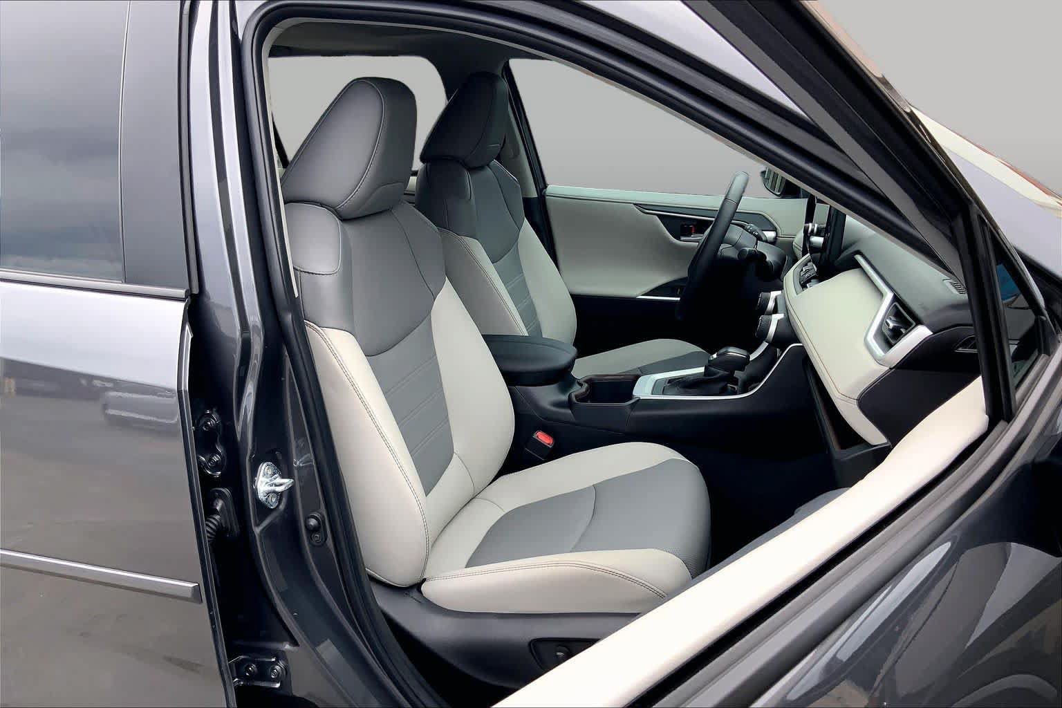 Used 2025 Toyota RAV4 Limited FWD image 9