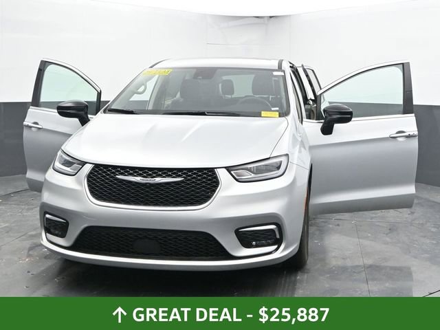 Used 2024 Chrysler Pacifica Touring-L image 55