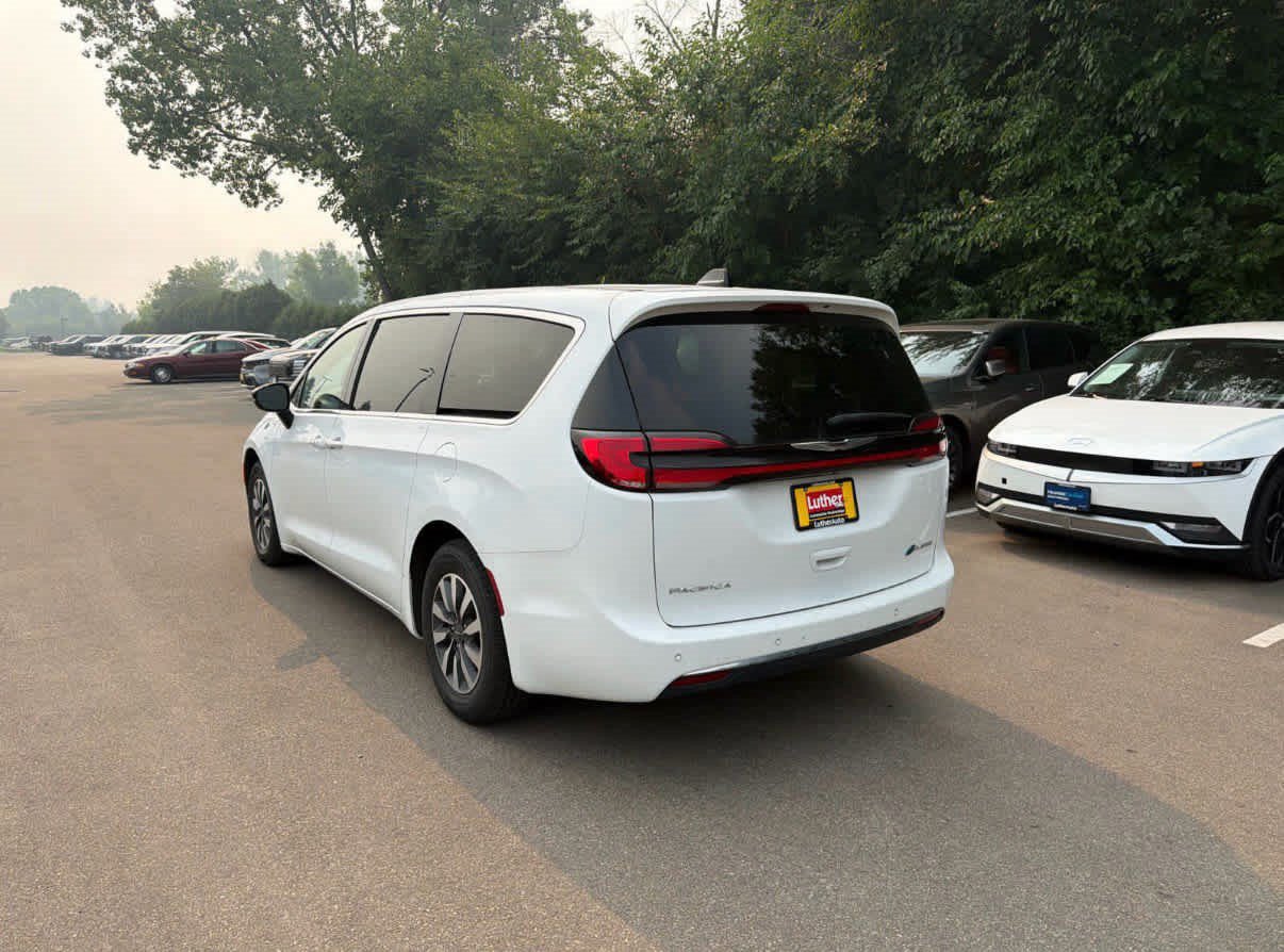 Used 2024 Chrysler Pacifica Limited FWD image 3