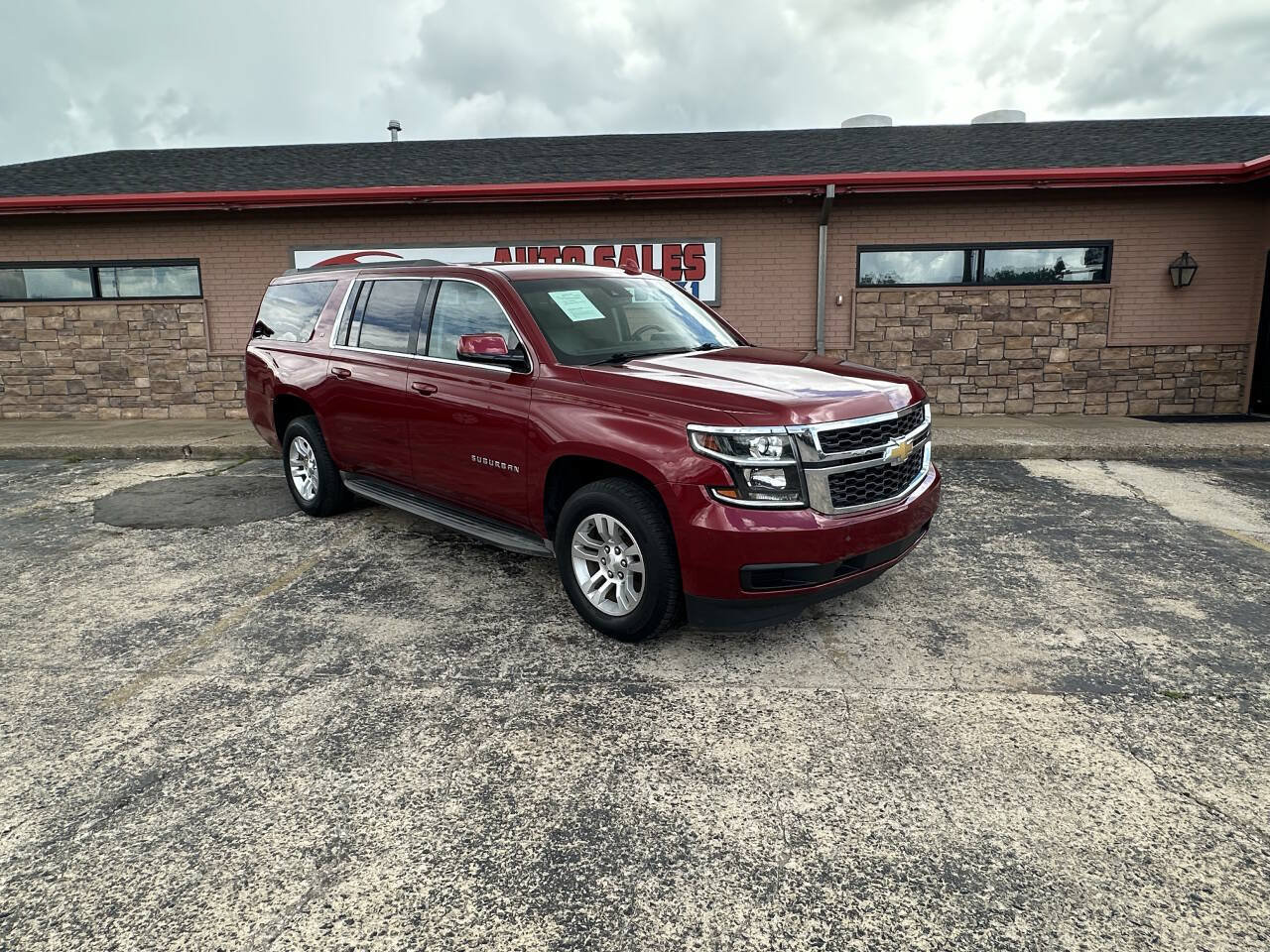 Used 2015 Chevrolet Suburban LT RWD image 2
