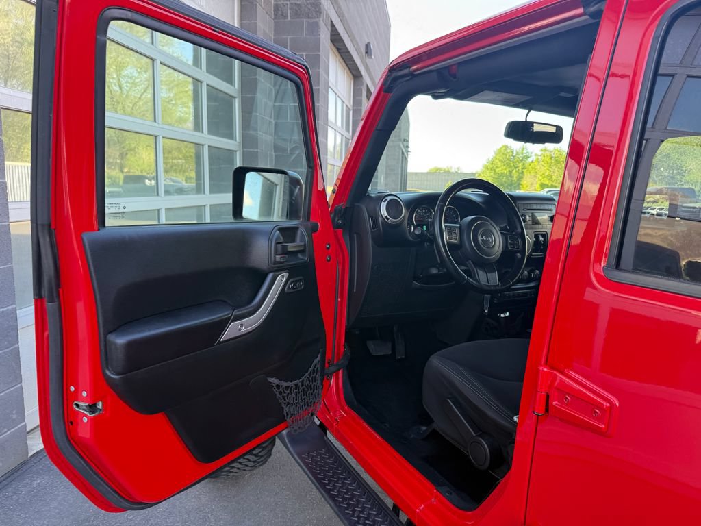 Used 2018 Jeep Wrangler Unlimited Sahara w/ Max Tow Package AWD/4WD image 31