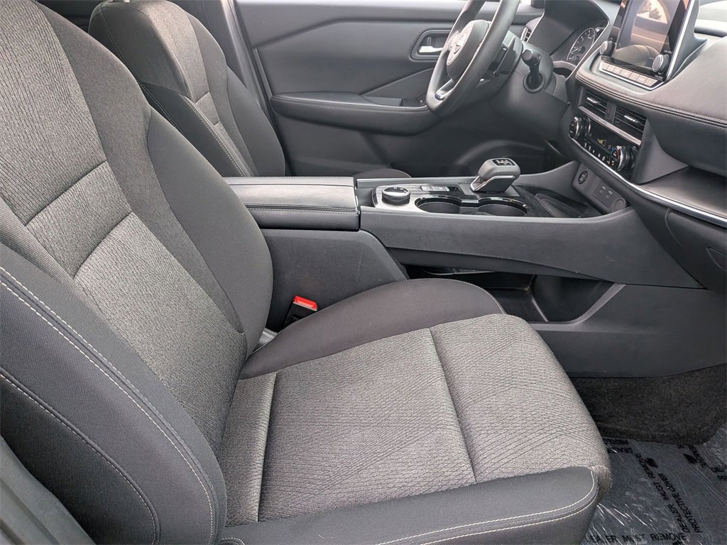 Used 2024 Nissan Rogue SV image 32