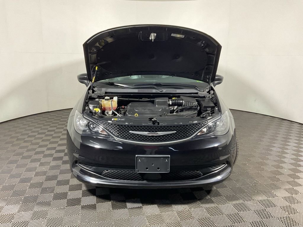 Used 2021 Chrysler Voyager Lxi image 4