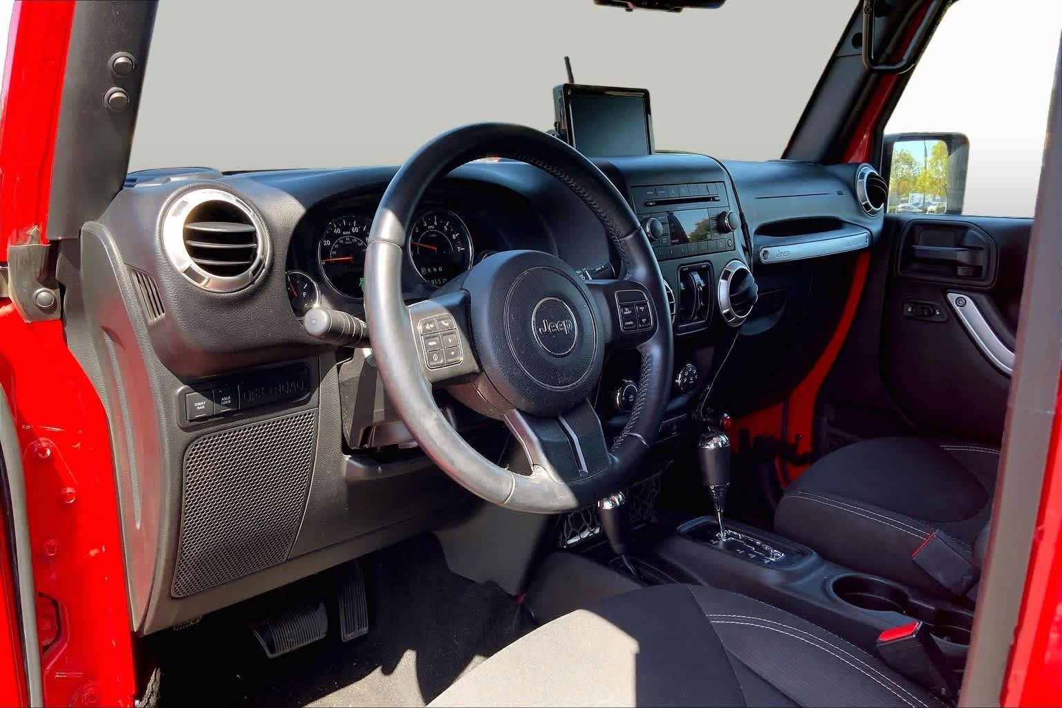 Used 2017 Jeep Wrangler Unlimited Rubicon AWD/4WD image 16