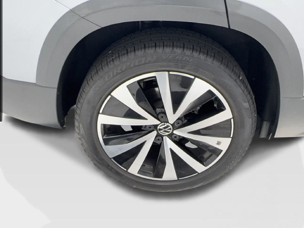 Used 2023 Volkswagen Taos SE w/ Panoramic Sunroof Package FWD image 18
