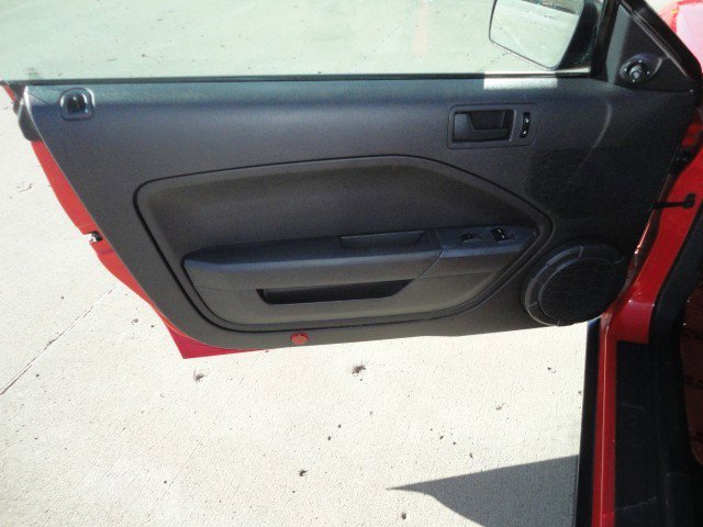 Used 2006 Ford Mustang Convertible image 3