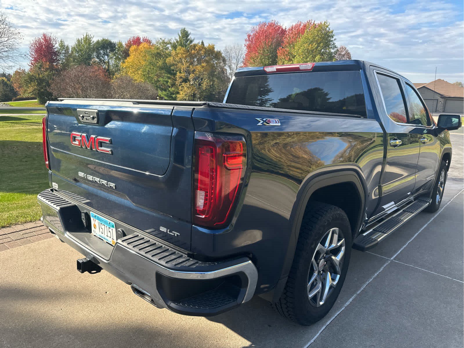 Used 2023 GMC Sierra 1500 SLT w/ SLT Premium Package AWD/4WD image 4