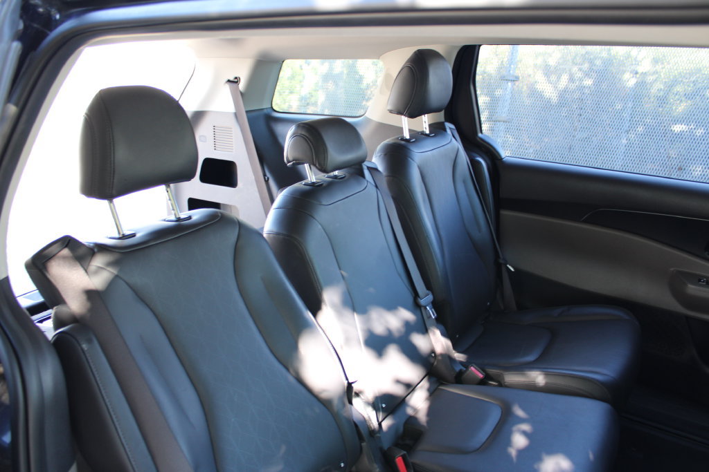 Used 2025 Kia Carnival FWD image 23
