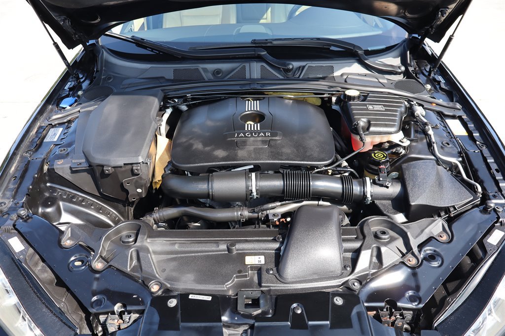Used 2013 Jaguar XF RWD image 42