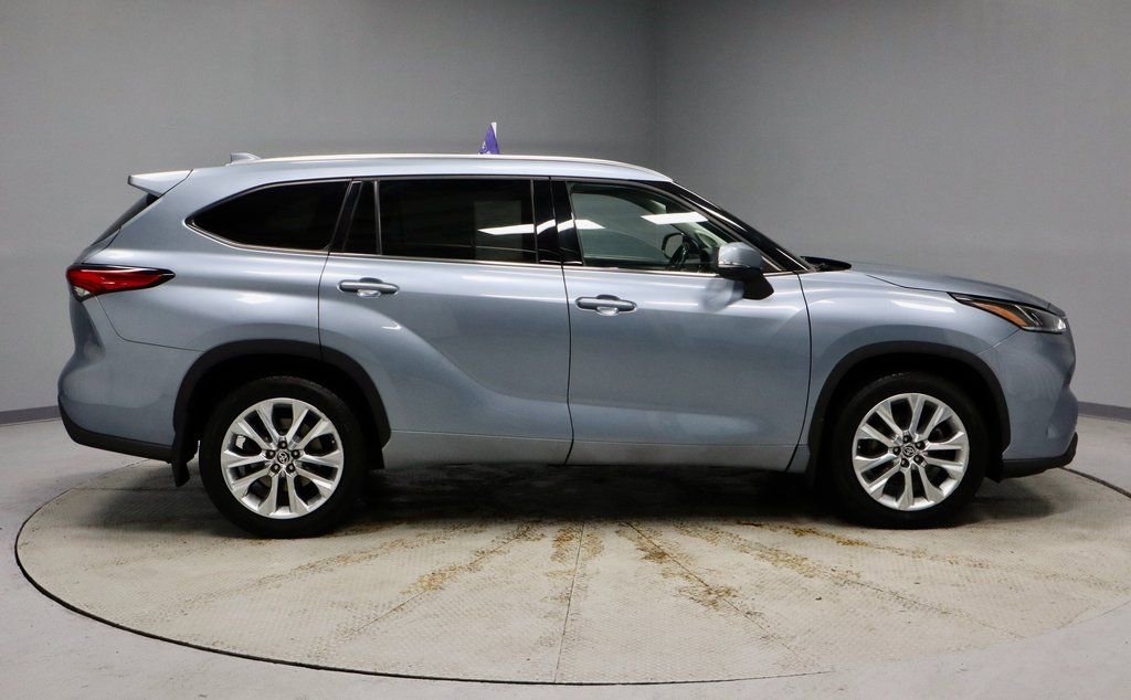 Used 2022 Toyota Highlander Limited image 7
