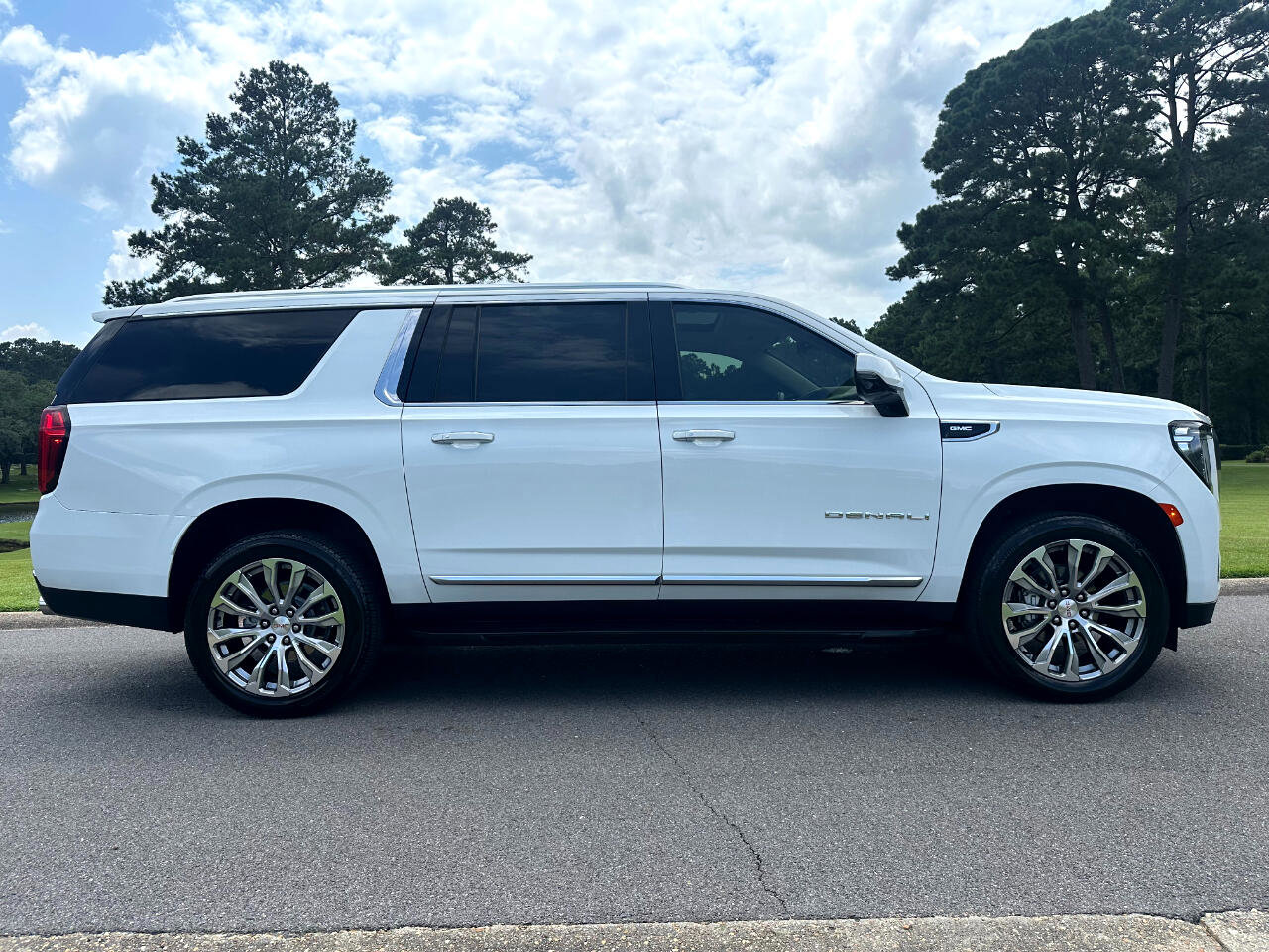 Used 2023 GMC Yukon XL Denali image 4