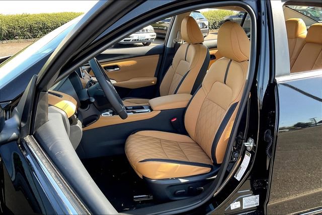 Used 2025 Nissan Sentra SV w/ SV Premium Package image 9