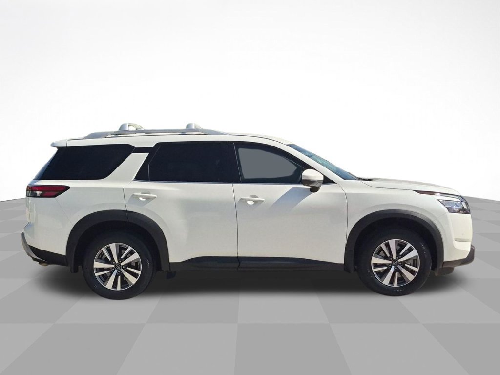 Used 2024 Nissan Pathfinder SL w/ Black Appearance Package FWD image 4