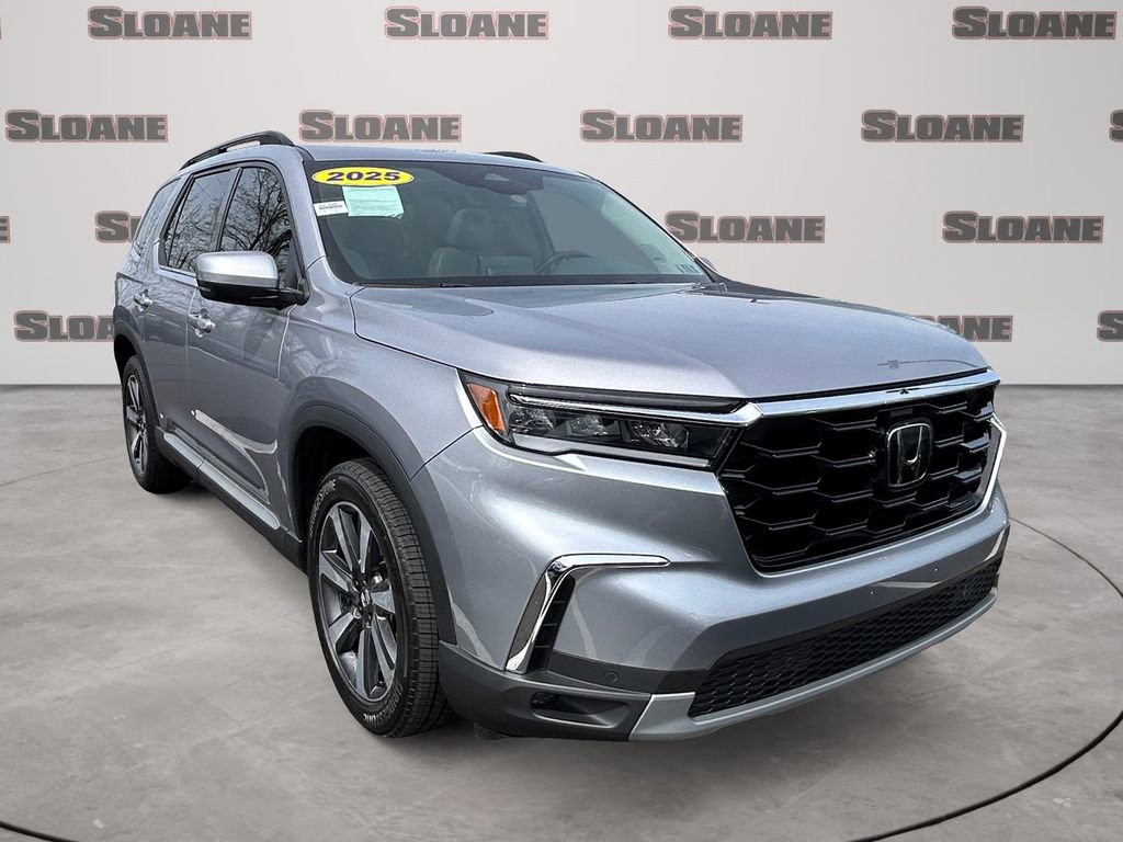 Used 2025 Honda Pilot Touring image 3