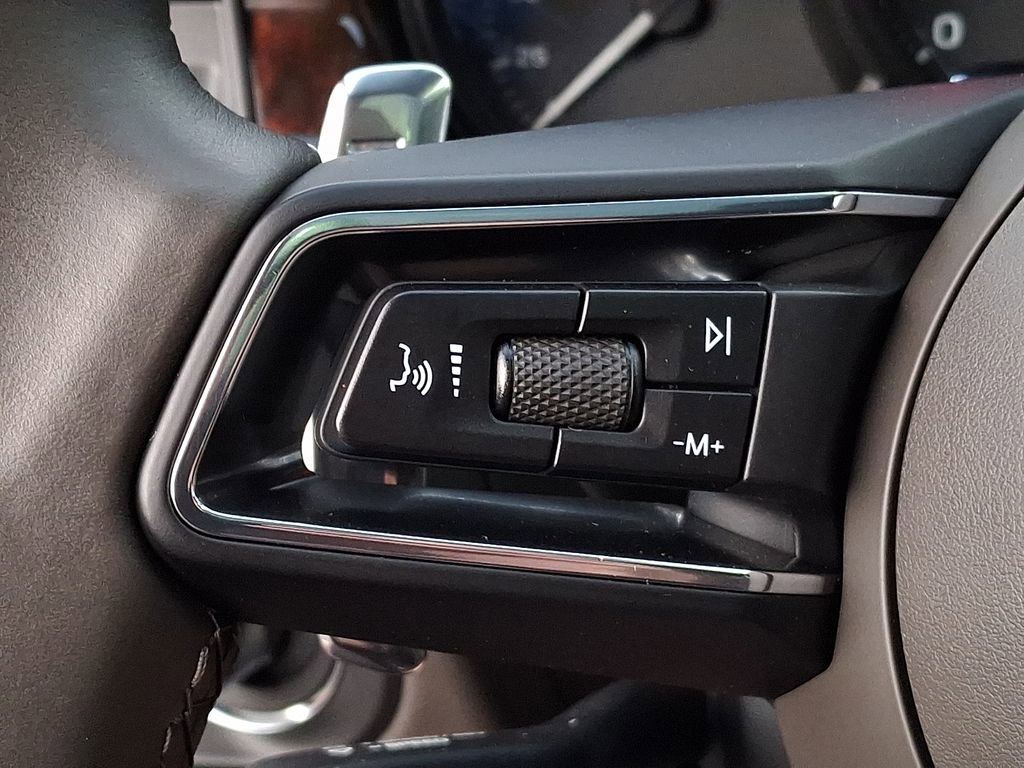 Used 2022 Porsche Macan w/ Premium Package Plus image 18