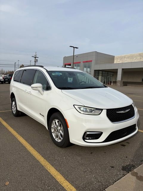 Used 2022 Chrysler Pacifica Touring-L image 4