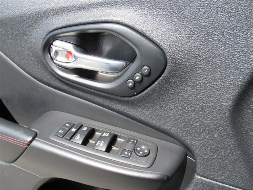 Used 2022 Jeep Cherokee Trailhawk w/ Premium Leather Package AWD/4WD image 19