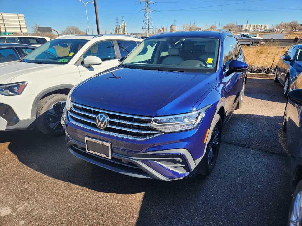 Used 2024 Volkswagen Tiguan SE w/ MDO Package, Two-Row image 3
